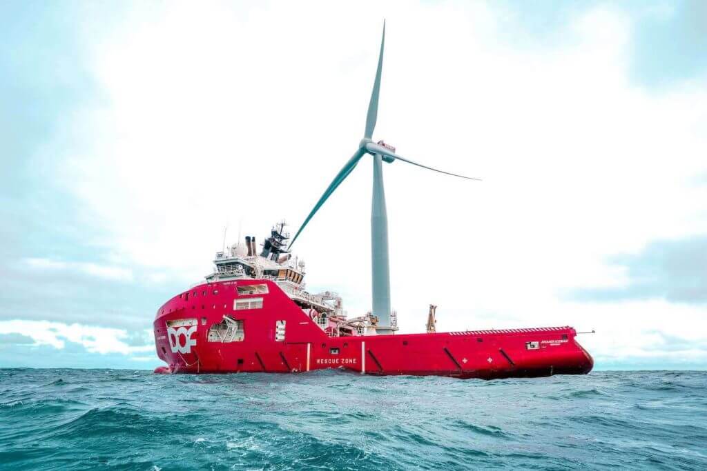 skandi iceman vessel in front of hywind tampen floating wind turbine